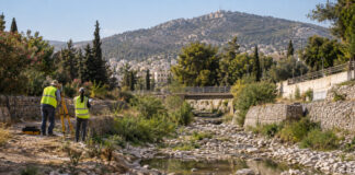 Παπάγου–Χολαργός: Μελέτη για το ρέμα Αγίου Ιωάννη Θεολόγου Φυσική κοίτη ρέματος στους πρόποδες του Υμηττού με μηχανικούς σε τοπογραφική αποτύπωση