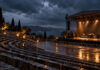 Παπάγος: Ακυρώθηκε η αποψινή συναυλία λόγω κακοκαιρίας Άδειο υπαίθριο θέατρο με βρεγμένα καθίσματα και φωτισμένη σκηνή κάτω από βαριά σύννεφα
