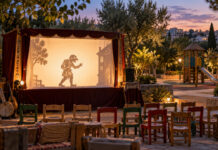 Πεύκη: Ο «Καραγκιόζης στη Χώρα των Θαυμάτων» με ελεύθερη είσοδο Σκηνή θεάτρου σκιών σε παιδική χαρά της Πεύκης πριν από οικογενειακή παράσταση