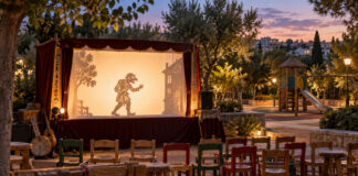 Πεύκη: Ο «Καραγκιόζης στη Χώρα των Θαυμάτων» με ελεύθερη είσοδο Σκηνή θεάτρου σκιών σε παιδική χαρά της Πεύκης πριν από οικογενειακή παράσταση
