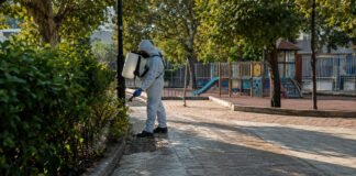 Πεύκη: Ψεκασμοί σε σχολεία και παιδικές χαρές – Τα εννέα σημεία Εξειδικευμένο συνεργείο πραγματοποιεί ψεκασμό σε χώρο πρασίνου δίπλα σε παιδική χαρά