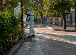 Πεύκη: Ψεκασμοί σε σχολεία και παιδικές χαρές – Τα εννέα σημεία Εξειδικευμένο συνεργείο πραγματοποιεί ψεκασμό σε χώρο πρασίνου δίπλα σε παιδική χαρά