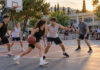 Πεύκη: Δωρεάν τουρνουά μπάσκετ 3×3 για όλες τις ηλικίες Ερασιτέχνες αθλητές παίζουν μπάσκετ 3×3 σε υπαίθριο γήπεδο