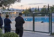 Πεντέλη: Μήνυση για τη ρύπανση της πισίνας στο ΔΑΚ Μελισσίων Κλειστή είσοδος δημοτικού κολυμβητηρίου ενώ προσωπικό εξετάζει τον χώρο