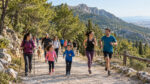 Penteli Home Race: Τρέξιμο στη φύση για την Αναδοχή Οικογένειες και δρομείς κινούνται σε ασφαλές ορεινό μονοπάτι μέσα στο πράσινο της Πεντέλης