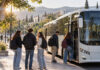 Πεντέλη: Επανέρχεται η δωρεάν μεταφορά φοιτητών προς Ζωγράφου Φοιτητές με σακίδια επιβιβάζονται σε δημοτικό λεωφορείο σε προαστιακή στάση