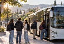 Πεντέλη: Επανέρχεται η δωρεάν μεταφορά φοιτητών προς Ζωγράφου Φοιτητές με σακίδια επιβιβάζονται σε δημοτικό λεωφορείο σε προαστιακή στάση