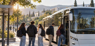 Πεντέλη: Επανέρχεται η δωρεάν μεταφορά φοιτητών προς Ζωγράφου Φοιτητές με σακίδια επιβιβάζονται σε δημοτικό λεωφορείο σε προαστιακή στάση