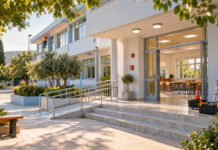 Πεντέλη: Παρεμβάσεις ασφάλειας και προσβασιμότητας στα σχολικά κτίρια Αναβαθμισμένο σχολικό κτίριο με προσβάσιμη ράμπα και εργασίες συντήρησης