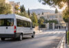 Περιφέρεια Αττικής: Σε διαπραγμάτευση άγονα και νέα δρομολόγια μεταφοράς μαθητών Σχολικό λεωφορείο κατευθύνεται προς δημόσιο σχολείο σε πράσινη γειτονιά της βόρειας Αθήνας