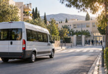 Περιφέρεια Αττικής: Σε διαπραγμάτευση άγονα και νέα δρομολόγια μεταφοράς μαθητών Σχολικό λεωφορείο κατευθύνεται προς δημόσιο σχολείο σε πράσινη γειτονιά της βόρειας Αθήνας