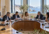Βριλήσσια: Οκτώ θέματα στη Δημοτική Επιτροπή της 23ης Σεπτεμβρίου Συνεδρίαση δημοτικής επιτροπής σε φωτεινή αίθουσα με ξύλινο τραπέζι και φακέλους
