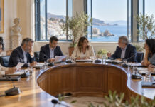 Βριλήσσια: Οκτώ θέματα στη Δημοτική Επιτροπή της 23ης Σεπτεμβρίου Συνεδρίαση δημοτικής επιτροπής σε φωτεινή αίθουσα με ξύλινο τραπέζι και φακέλους
