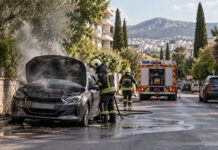 Βριλήσσια: Χωρίς τραυματισμό η φωτιά σε ΙΧ στην 28ης Οκτωβρίου Πυροσβέστες επιχειρούν σε όχημα μετά από φωτιά σε δρόμο των βορείων προαστίων