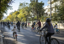 Βριλήσσια: Ποδηλατικός γύρος και αθλητικές εγκαταστάσεις στο Δημοτικό Συμβούλιο Οικογένειες και ποδηλάτες κινούνται σε δεντροφυτεμένο δρόμο αστικής γειτονιάς