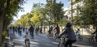 Βριλήσσια: Ποδηλατικός γύρος και αθλητικές εγκαταστάσεις στο Δημοτικό Συμβούλιο Οικογένειες και ποδηλάτες κινούνται σε δεντροφυτεμένο δρόμο αστικής γειτονιάς