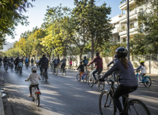Βριλήσσια: Ποδηλατικός γύρος και αθλητικές εγκαταστάσεις στο Δημοτικό Συμβούλιο Οικογένειες και ποδηλάτες κινούνται σε δεντροφυτεμένο δρόμο αστικής γειτονιάς