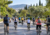 Βριλήσσια: Ποδηλατικός Γύρος στις 20 Σεπτεμβρίου με υποχρεωτικό κράνος Οικογένειες και ενήλικες ποδηλάτες με κράνη κινούνται σε δενδροφυτεμένο δρόμο