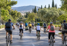 Βριλήσσια: Ποδηλατικός Γύρος στις 20 Σεπτεμβρίου με υποχρεωτικό κράνος Οικογένειες και ενήλικες ποδηλάτες με κράνη κινούνται σε δενδροφυτεμένο δρόμο