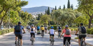 Βριλήσσια: Ποδηλατικός Γύρος στις 20 Σεπτεμβρίου με υποχρεωτικό κράνος Οικογένειες και ενήλικες ποδηλάτες με κράνη κινούνται σε δενδροφυτεμένο δρόμο