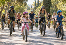 Βριλήσσια: Ποδηλατικός γύρος στις 20 Σεπτεμβρίου – Πώς δηλώνετε συμμετοχή Ποδηλάτες με κράνη σε δενδροφυτεμένο δρόμο
