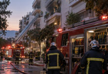Βύρωνας: 12 πυροσβέστες σε πυρκαγιά διαμερίσματος – Σοβαρές υλικές ζημιές Πυροσβεστικά οχήματα και ειδικό κλιμακοφόρο έξω από πολυκατοικία μετά από επέμβαση