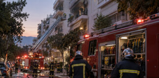 Βύρωνας: 12 πυροσβέστες σε πυρκαγιά διαμερίσματος – Σοβαρές υλικές ζημιές Πυροσβεστικά οχήματα και ειδικό κλιμακοφόρο έξω από πολυκατοικία μετά από επέμβαση