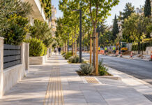 Αγία Παρασκευή: 2,4 εκατ. ευρώ για τις αναπλάσεις Αγίας Τριάδος και Γούναρη Αναβαθμισμένο προσβάσιμο πεζοδρόμιο με νέα δέντρα σε δρόμο αστικής γειτονιάς
