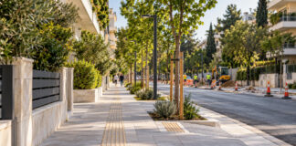 Αγία Παρασκευή: 2,4 εκατ. ευρώ για τις αναπλάσεις Αγίας Τριάδος και Γούναρη Αναβαθμισμένο προσβάσιμο πεζοδρόμιο με νέα δέντρα σε δρόμο αστικής γειτονιάς