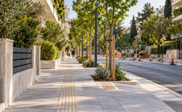Αγία Παρασκευή: 2,4 εκατ. ευρώ για τις αναπλάσεις Αγίας Τριάδος και Γούναρη Αναβαθμισμένο προσβάσιμο πεζοδρόμιο με νέα δέντρα σε δρόμο αστικής γειτονιάς