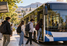 Αγία Παρασκευή: Δωρεάν πούλμαν φοιτητών προς Ζωγράφου με τηλεματική Φοιτητές επιβιβάζονται σε δημοτικό πούλμαν σε πρωινή στάση της Αγίας Παρασκευής