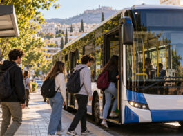 Αγία Παρασκευή: Δωρεάν πούλμαν φοιτητών προς Ζωγράφου με τηλεματική Φοιτητές επιβιβάζονται σε δημοτικό πούλμαν σε πρωινή στάση της Αγίας Παρασκευής