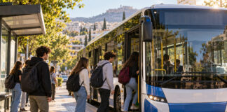 Αγία Παρασκευή: Δωρεάν πούλμαν φοιτητών προς Ζωγράφου με τηλεματική Φοιτητές επιβιβάζονται σε δημοτικό πούλμαν σε πρωινή στάση της Αγίας Παρασκευής