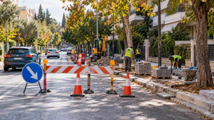 Εργασίες πεζοδρομίου με προσωρινή σήμανση και εκτροπή κυκλοφορίας σε αστικό δρόμο
