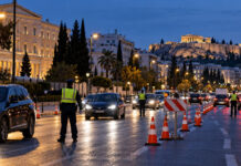 Αθήνα: Κυκλοφοριακές ρυθμίσεις 6–8 Οκτωβρίου – Οι βασικοί άξονες Τροχονόμοι ρυθμίζουν την κίνηση με κώνους και προσωρινά εμπόδια σε κεντρική λεωφόρο της Αθήνας