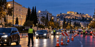 Αθήνα: Κυκλοφοριακές ρυθμίσεις 6–8 Οκτωβρίου – Οι βασικοί άξονες Τροχονόμοι ρυθμίζουν την κίνηση με κώνους και προσωρινά εμπόδια σε κεντρική λεωφόρο της Αθήνας