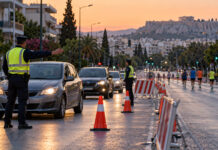 Αττική: Κυκλοφοριακές ρυθμίσεις για τον αγώνα «Από το Μπλοκ στη Μάντρα» Τροχονόμοι ρυθμίζουν την κυκλοφορία δίπλα σε προσωρινές διαδρομές αγώνα δρόμου