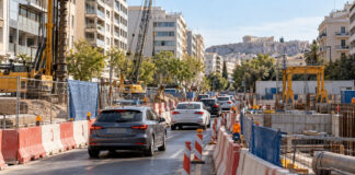 Εξάρχεια: Νέες κυκλοφοριακές ρυθμίσεις για το μετρό έως το 2031 Κυκλοφορία οχημάτων σε περιορισμένη λωρίδα δίπλα σε αστικό εργοτάξιο μετρό