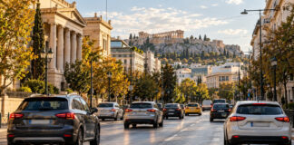 Αττική: Σε ισχύ ο Μικρός Δακτύλιος 2026–2027 – Ωράρια και εξαιρέσεις Οχήματα κινούνται σε κεντρικό δρόμο της Αθήνας κατά την εφαρμογή του Μικρού Δακτυλίου