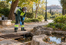 Αττική: Τριήμερη προνυμφοκτονία στον Κεντρικό Τομέα Τεχνικός περιβαλλοντικής υγείας εφαρμόζει προνυμφοκτονία σε φρεάτιο και στάσιμα νερά