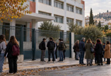 Αττική: Στάσεις εργασίας στα σχολεία στις 21 Οκτωβρίου – Τι ισχύει Μαθητές και εκπαιδευτικοί έξω από σχολικό κτίριο στην Αττική