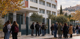 Αττική: Στάσεις εργασίας στα σχολεία στις 21 Οκτωβρίου – Τι ισχύει Μαθητές και εκπαιδευτικοί έξω από σχολικό κτίριο στην Αττική