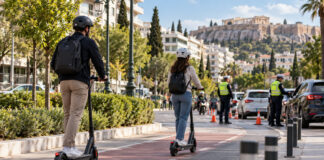 Αττική: 154 παραβάσεις σε ελέγχους για ηλεκτρικά πατίνια Αναβάτες ηλεκτρικών πατινιών με κράνη κινούνται σε αστικό ποδηλατόδρομο κατά τη διάρκεια ελέγχων