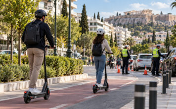 Αττική: 154 παραβάσεις σε ελέγχους για ηλεκτρικά πατίνια Αναβάτες ηλεκτρικών πατινιών με κράνη κινούνται σε αστικό ποδηλατόδρομο κατά τη διάρκεια ελέγχων