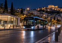 Βόρειος άξονας: Νέα νυχτερινή γραμμή Χ20 από Αμπελόκηπους έως Χαλάνδρι Νυχτερινό αστικό λεωφορείο σε φωτισμένη λεωφόρο της Αθήνας