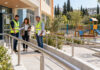 Χαλάνδρι: 28 θέματα για σχολεία, παιδικές χαρές και κοινωνική στήριξη Δημοτικά στελέχη επιθεωρούν προσβάσιμη ράμπα σχολείου και ασφαλή παιδική χαρά