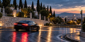 Χολαργός: Ταυτοποιήθηκε 25χρονος για επικίνδυνες πλαγιολισθήσεις Αυτοκίνητο κινείται σε στροφή αστικού δρόμου δίπλα σε περίβολο κοιμητηρίου κατά το σούρουπο
