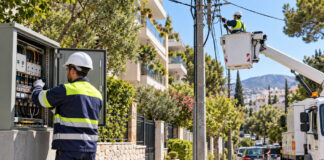 Διακοπές ρεύματος τη Δευτέρα σε Βριλήσσια, Κηφισιά και Μελίσσια Τεχνικοί ηλεκτρικού δικτύου πραγματοποιούν εργασίες συντήρησης σε κατοικημένη περιοχή