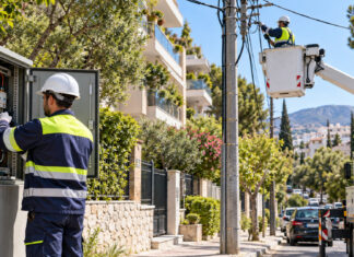 Διακοπές ρεύματος τη Δευτέρα σε Βριλήσσια, Κηφισιά και Μελίσσια Τεχνικοί ηλεκτρικού δικτύου πραγματοποιούν εργασίες συντήρησης σε κατοικημένη περιοχή