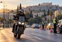 ΕΛ.ΑΣ.: 543 παραβάσεις για κράνος στην Αττική σε μία εβδομάδα Μοτοσικλετιστής με προστατευτικό κράνος σε έλεγχο οδικής ασφάλειας στην Αθήνα